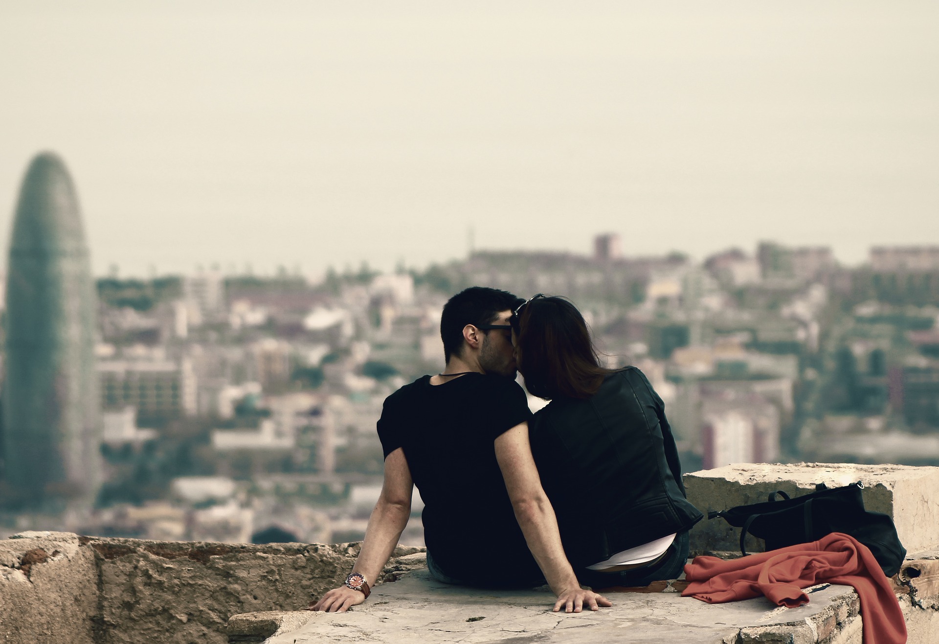נשיקה באחת מה מקומות רומנטיים בברצלונה